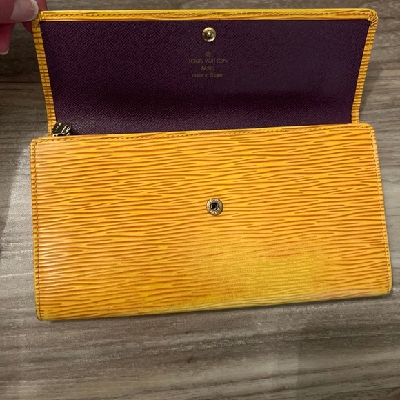 Louis Vuitton Epi Leather Long Wallet Bifold - Picture 3 of 9